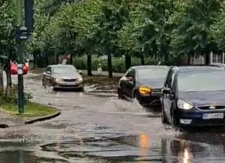 NEWS ALERT: (VIDEO) Mai multe străzi din Onești, inundate după o ploaie torențială. În doar 10 minute, apa a acoperit carosabilul