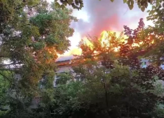NEWS ALERT: (VIDEO) Incendiu la o clădire părăsită din Bacău. Mai multe echipaje de pompieri intervin pe strada Letea