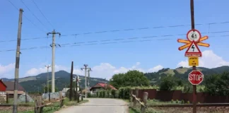 (FOTO) Pericolul rămâne la trecerea la nivel cu calea ferată de pe strada Parcului din Dofteana. Barieră cerută de Primărie și răspunsul primit de la CFR