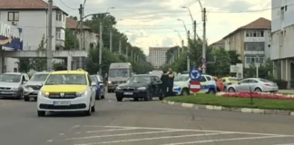 (FOTO) Gest de nota 10 al unor polițiști din Onești. Au împins BMW-ul unei tinere rămas în pană