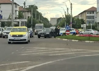 (FOTO) Gest de nota 10 al unor polițiști din Onești. Au împins BMW-ul unei tinere rămas în pană