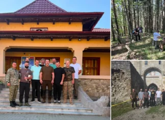 (FOTO) Vizită impresionantă la doar câțiva kilometri de Onești. După mai bine de 100 de ani, urmașii unui soldat slovac căzut în Primul Război Mondial au ajuns pe urmele lui, în munții Mănăstirii Cașin