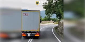 (VIDEO) Scandalos: Șofer de TIR aproape de comă alcoolică, filmat în trafic când conducea haotic