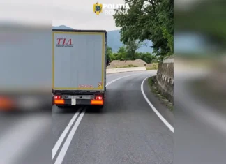 (VIDEO) Scandalos: Șofer de TIR aproape de comă alcoolică, filmat în trafic când conducea haotic