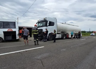 NEWS ALERT: (FOTO) Accident pe DN15 Bacău – Piatra Neamț: autotren, autocisternă cu motorină și microbuz implicate. Șase persoane evaluate de echipajele medicale, intervenție de amploare