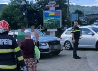 (FOTO) Doi bărbați din județul Bacău, răniți într-un accident pe DN 15B. Un scuter a intrat în coliziune cu două autoturisme