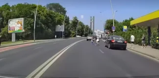 (VIDEO) Scenă care putea avea un final tragic, în Bacău: copil scăpat din mâna părinților, la un pas de a fi accidentat de o mașină