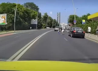 (VIDEO) Scenă care putea avea un final tragic, în Bacău: copil scăpat din mâna părinților, la un pas de a fi accidentat de o mașină