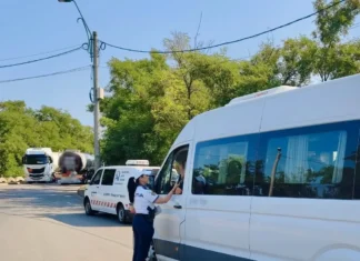 ULTIMA ORĂ: (FOTO) Razie în trafic în județul Bacău. Polițiștii verifică autobuzele și microbuzele pentru transport persoane