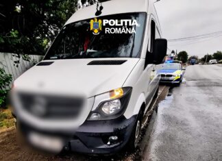 (FOTO) Autoutilitară radiată din Belgia, descoperită în trafic de polițiștii din Bacău