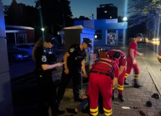 (FOTO) Intervenție salvatoare în Bacău. Jandarmii au acordat primul ajutor unui bărbat prăbușit pe trotuar
