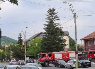Alertă pe o stradă din Onești. O butelie cu scurgeri de gaz a mobilizat pompierii
