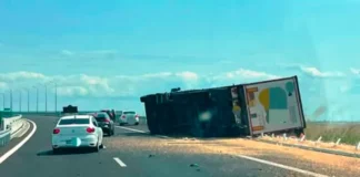 NEWS ALERT: (FOTO) TIR răsturnat pe Autostrada Moldovei A7, în Vrancea. Primele informații despre accident