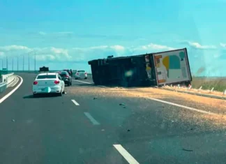 NEWS ALERT: (FOTO) TIR răsturnat pe Autostrada Moldovei A7, în Vrancea. Primele informații despre accident