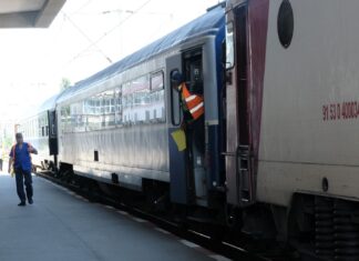 Scene șocante într-o gară din Bacău! Un individ a intrat peste o angajată CFR și a lovit-o în cap