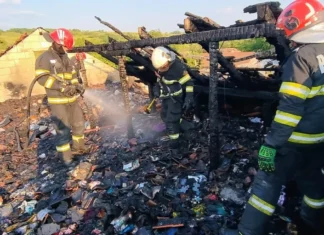 NEWS ALERT: (FOTO) Incendiu devastator în Prăjești, Bacău. O locuință a fost mistuită de flăcări