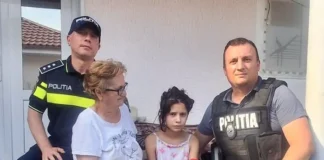 (FOTO) Prima fotografie cu Andreea-Elena după ce a fost găsită. Fetița din Parava apare alături de polițiștii care au salvat-o și de bătrâna care a adăpostit-o