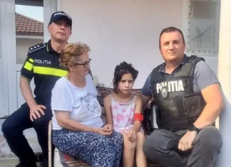 (FOTO) Prima fotografie cu Andreea-Elena după ce a fost găsită. Fetița din Parava apare alături de polițiștii care au salvat-o și de bătrâna care a adăpostit-o