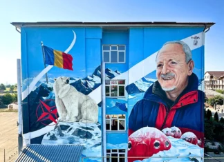 (FOTO) O nouă pictură murală spectaculoasă marca ZIDART în județul Bacău. Exploratorul Teodor Negoiță, readus la viață pe zidul școlii care îi poartă numele