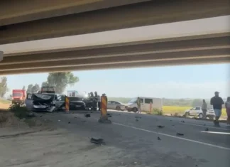 4 persoane rănite pe DN2, în județul Bacău. O mașină a intrat pe contrasens, iar o roată desprinsă a lovit alte două mașini