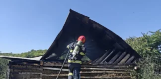 NEWS ALERT: (FOTO) Incendiu devastator într-o comună din județul Bacău. O casă a ars complet din cauza unui scurtcircuit electric