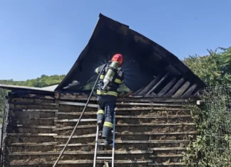 NEWS ALERT: (FOTO) Incendiu devastator într-o comună din județul Bacău. O casă a ars complet din cauza unui scurtcircuit electric