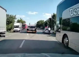 (VIDEO) Pericol pe „Drumul Morţii” DN2-E85, la Sascut: şofer ucrainean de autocar, filmat conducând agresiv cu aproape 100 km/h în localitate