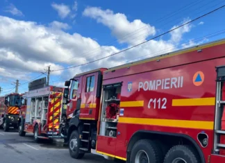 NEWS ALERT: Incendiu puternic în județul Bacău, o gospodărie a fost cuprinsă de flăcări. Pompierii intervin cu mai multe autospeciale
