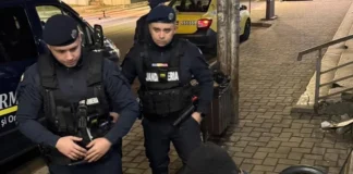 (FOTO) Un bărbat înarmat cu o secure a amenințat trecătorii în zona Gării Bacău. Intervenție a jandarmilor