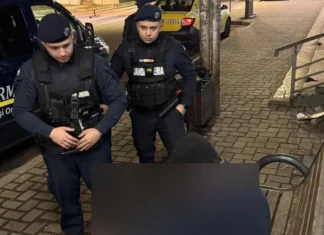 (FOTO) Un bărbat înarmat cu o secure a amenințat trecătorii în zona Gării Bacău. Intervenție a jandarmilor
