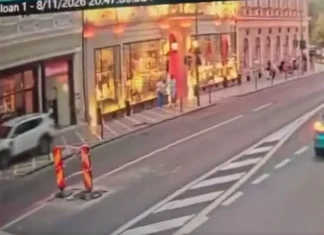 (VIDEO) Momentul tragediei din Brașov, surprins de camere: mașina lovește turiștii aflați pe trotuar. Doi oameni au murit