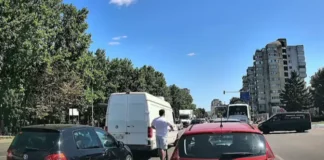 (VIDEO) Trotinetist implicat într-un incident rutier în Bacău: a lovit o mașină și a plecat. Filmarea a împărțit internetul în două tabere