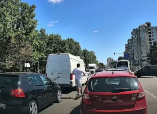 (VIDEO) Trotinetist implicat într-un incident rutier în Bacău: a lovit o mașină și a plecat. Filmarea a împărțit internetul în două tabere