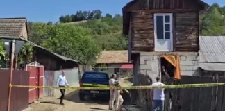 (VIDEO) Imagini de la locul dublei crime din Comănești. Polițiștii și criminaliștii caută probe