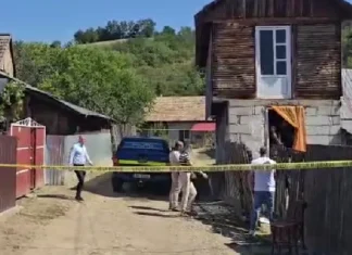(VIDEO) Imagini de la locul dublei crime din Comănești. Polițiștii și criminaliștii caută probe