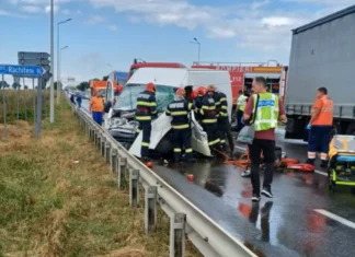 NEWS ALERT: (FOTO) Accident grav pe „Drumul Morții” DN2-E85, în Neamț. TIR și microbuz implicate, două persoane rănite, intervenție pentru descarcerare