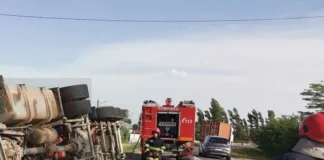 Accident cu victimă pe DN 11A, în județul Bacău. Un autocamion s-a răsturnat, iar combustibilul s-a scurs pe șosea