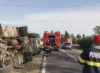 Accident cu victimă pe DN 11A, în județul Bacău. Un autocamion s-a răsturnat, iar combustibilul s-a scurs pe șosea