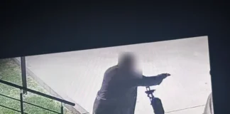 (VIDEO) Trotinetă electrică, furată din scara unui bloc din Bacău, la adăpostul nopții. Cum au dat jandarmii de urma autorului