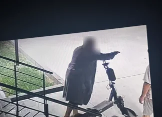 (VIDEO) Trotinetă electrică, furată din scara unui bloc din Bacău, la adăpostul nopții. Cum au dat jandarmii de urma autorului