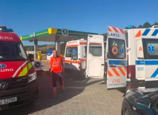 (FOTO) Drumul spre casă s-a transformat într-o nouă intervenție. Un medic de la Ambulanța Bacău a oprit și a acordat primul-ajutor victimelor unui accident pe DN11 Onești – Bacău