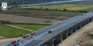 (VIDEO) Pasajul gigant de la Cleja se apropie de final. Muncitorii lui Umbrărescu aștern ultimii metri de asfalt pe A7