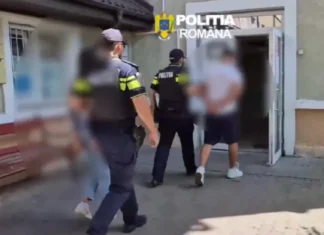 (VIDEO) Agresiune și lipsire de libertate în apropiere de Oneşti. O fată ar fi filmat totul. Polițiștii au făcut trei percheziții și au reținut trei persoane