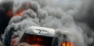 ULTIMA ORĂ: (FOTO) Microbuz cu pasageri, cuprins de flăcări pe DN2-E85, în județul Bacău