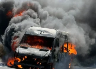 ULTIMA ORĂ: (FOTO) Microbuz cu pasageri, cuprins de flăcări pe DN2-E85, în județul Bacău