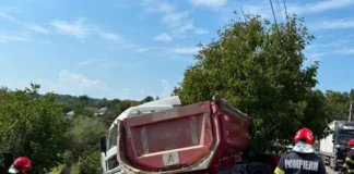 ULTIMA ORĂ: (FOTO) Accident pe DN2G Moineşti – Bacău, în Grigoreni, comuna Scorțeni. Pompierii, chemați să intervină