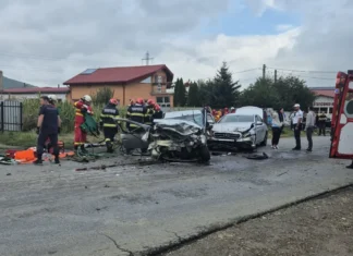 UPDATE: (FOTO) Accident rutier grav la ieșirea din Onești spre Bacău, pe DN11. Cinci victime, între care o persoană este în stare de inconştienţă. Trei mașini sunt implicate, pompierii și descarcerarea au intervenit