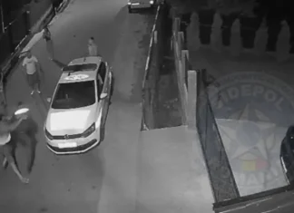 (VIDEO) Polițiști atacați în Faraoani, Bacău. Imaginile noi surprind momentul intervenției. Agenții, nevoiți să folosească armele