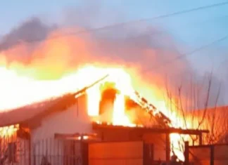NEWS ALERT: Incendiu de proporții în județul Bacău, o întreagă gospodărie a fost cuprinsă de flăcări. Pompierii intervin cu mai multe autospeciale