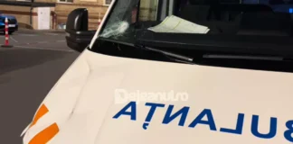 (VIDEO) Ambulanță atacată cu topoare și pietre în Cluj, după zvonuri pe TikTok că „fură copii”